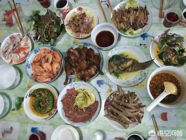 我的家鄉(xiāng)過年都以三十晚上為正餐，我聽說北方是年三十中午就開始過年了，這是為什么？